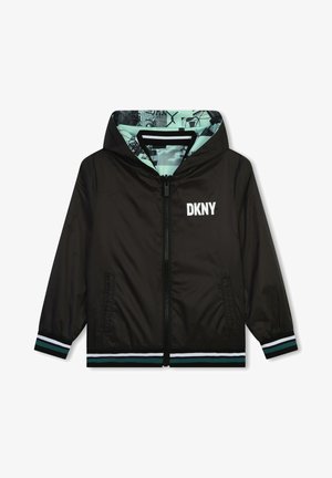Chaqueta negra con capucha y cremallera frontal, logo DKNY en el pecho, puños y dobladillo a rayas, y forro de capucha azul claro con estampado.
