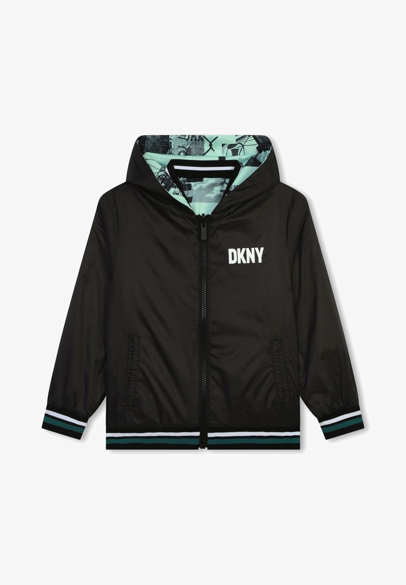 Veste noire à capuche avec fermeture éclair à l’avant, logo DKNY sur la poitrine, poignets et ourlet rayés, et doublure de capuche bleu clair à motifs.