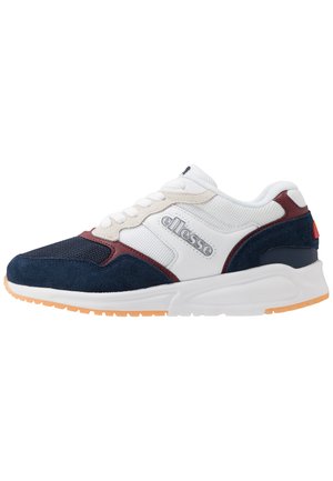 Sneaker bianca con accenti in camoscio blu navy e bordeaux. Tessuto in rete sulla parte superiore, chiusura con lacci e suola in gomma con trazione arancione.