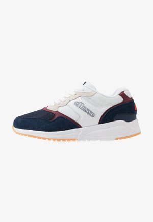 Sneaker bianca con accenti in camoscio blu navy e bordeaux. Tessuto in rete sulla parte superiore, chiusura con lacci e suola in gomma con trazione arancione.