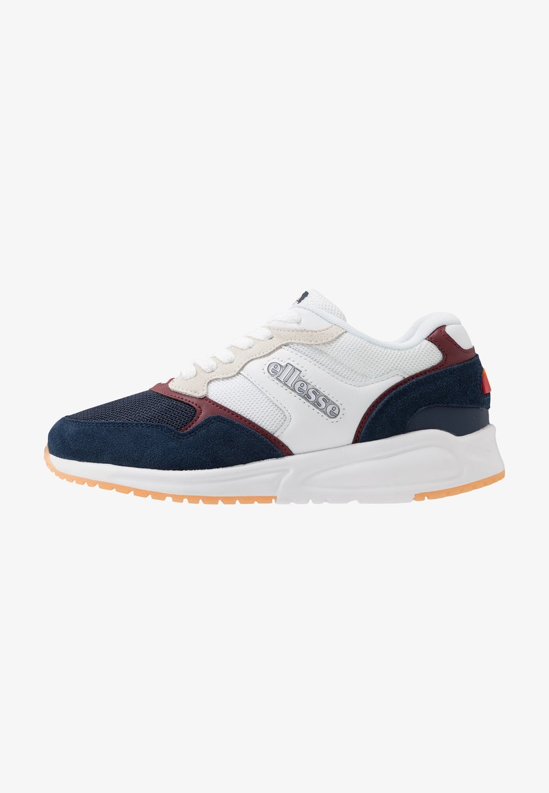 Sneaker bianca con accenti in camoscio blu navy e bordeaux. Tessuto in rete sulla parte superiore, chiusura con lacci e suola in gomma con trazione arancione.