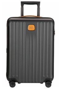 Valigia nera con texture rigata, manico retrattile, accento in pelle marrone e quattro ruote per la mobilità. Conforme alla Direttiva Europea sull'Accessibilità.