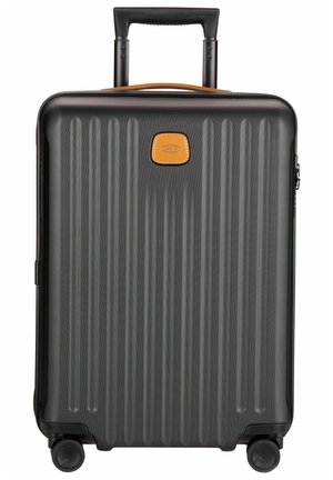 Valigia nera con texture rigata, manico retrattile, accento in pelle marrone e quattro ruote per la mobilità. Conforme alla Direttiva Europea sull'Accessibilità.