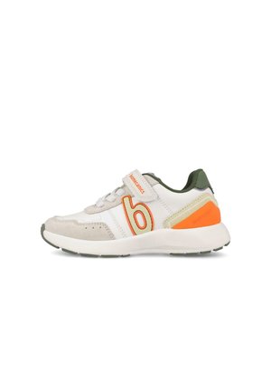Zapatilla blanca infantil con detalles en naranja y verde, cierre de velcro y un gran logotipo naranja "b" en el lateral.