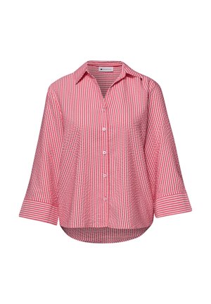 Chemise à rayures verticales rouges et blanches, boutonnée à l'avant, avec des manches trois-quarts et un col, comportant des rayures horizontales plus larges aux poignets et à l'ourlet.