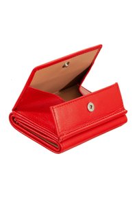 Portafoglio in pelle rossa con chiusura a scatto, caratterizzato da una texture liscia, design piegato e un comparto aperto che mostra un interno color cammello.