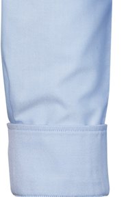 Manica di camicia azzurro chiaro con una trama fresca e liscia. Presenta un polsino pulito e dettagli delle cuciture, sottolineando un design su misura.