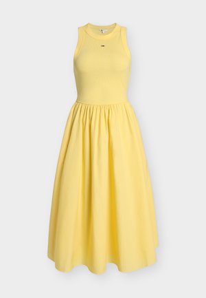 Robe jaune sans manches avec corsage côtelé ajusté, encolure ronde, petit logo sur la poitrine et jupe ample froncée.