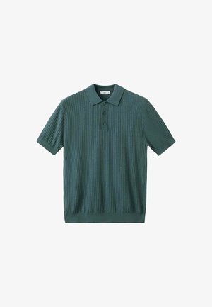 Polo en maille côtelée vert forêt à manches courtes avec trois boutons et un col, posé à plat sur un fond blanc.