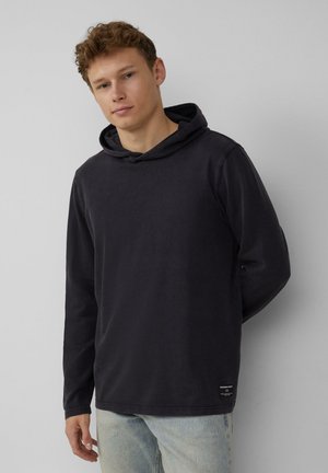 Dunkelgrauer Kapuzenpullover mit langen Ärmeln, lässiger Passform und einem Etikett unten links. Hergestellt aus weichem, strukturiertem Stoff.