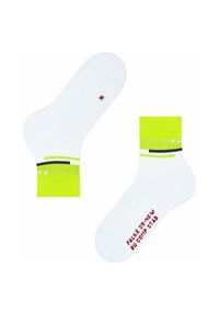 Białe skarpetki sportowe z neonowożółtym mankietem, czarnymi i zielonymi paskami oraz czerwonym tekstem określającym rozmiar i markę na podeszwie.