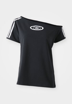 Zwart off-shoulder T-shirt met korte mouwen, met een wit Adidas-logo en drie witte strepen langs de schouders. Soepele stoftextuur.