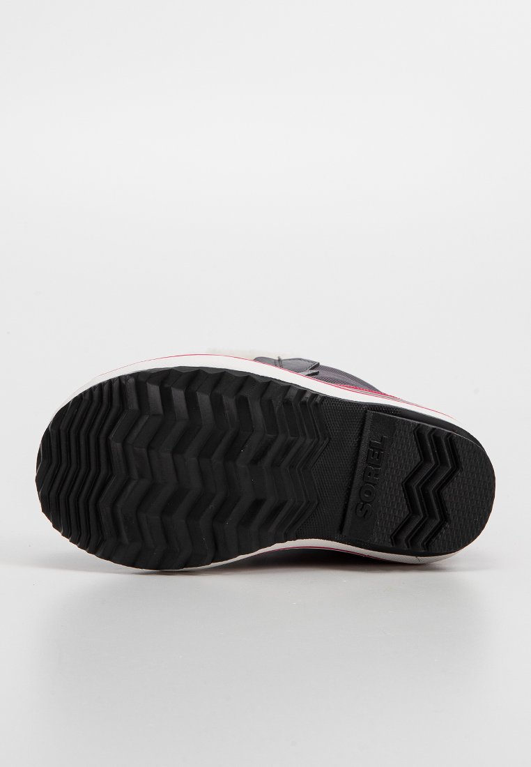 Sorel-Schuhe mit einer schwarzen Gummisohle, die ein Zickzackmuster aufweist, einer weißen Zwischensohle und einem farbenfrohen Oberdesign in verschiedenen Schattierungen von Pink und Grau.