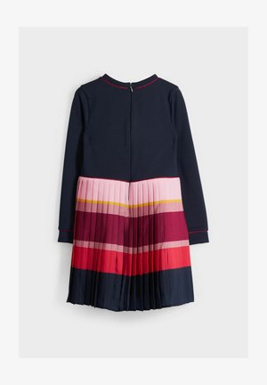 Vestido de manga larga en color navy con una falda plisada bicolor que presenta tonalidades de rosa, rojo y amarillo, terminado con un cierre en la parte posterior.