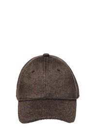 Brun filt baseball cap med en rund krone, buet skygge og en knap på toppen; har syede detaljer langs skyggen.