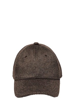 Brun filt baseball cap med en rund krone, buet skygge og en knap på toppen; har syede detaljer langs skyggen.