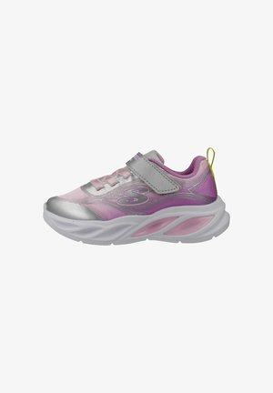 Scarpe da ginnastica per bambini in rosa e argento con cinturino in velcro, suola imbottita e fodera viola, progettate per il comfort e la facile indossabilità.