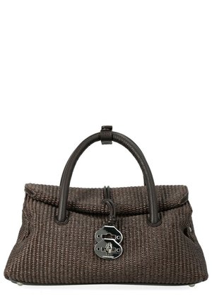 Borsa intrecciata marrone scuro con manici superiori arrotondati e chiusura con moschettone argentato al centro del pattino frontale.