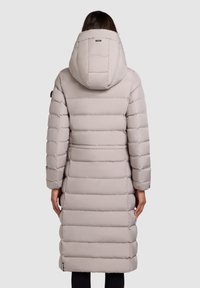 Garšs, gaiši pelēks pūkains mētelis ar kapuci, ar izšūtu tekstūru, sānu kabatām un vidukļa garuma dizainu.