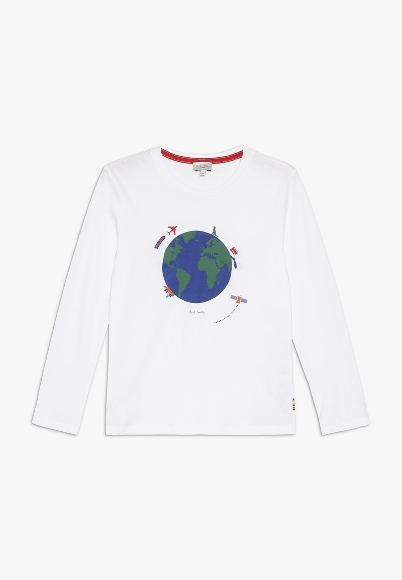 Camiseta de manga larga blanca con un gráfico de la Tierra en azul y verde, rodeado de íconos de viaje, con un acento rojo en el cuello.