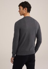 Grauer Rundhalsausschnittpullover mit langen Ärmeln, aus weichem Material gefertigt. Verfügt über gerippte Bündchen und Saum, glatte Textur und einen klassischen Schnitt.