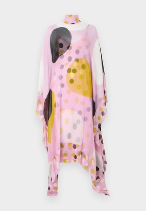 Kaftan transparente cor-de-rosa com grandes círculos abstratos em amarelo, preto e branco. Apresenta uma gola alta e mangas largas e fluidas.