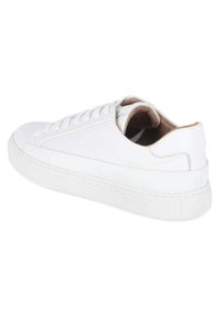Białe skórzane sneakersy z płaską podeszwą, sznurowane z przodu, o minimalistycznym designie. Posiadają gładką teksturę i okrągły nos, z subtelnymi akcentami przeszycia.