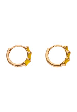 Cercei tip cerc din aur cu trei accente galbene de email în formă de val pe fiecare, expuși pe un fundal alb.