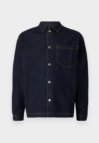 Temno moderna denim srajca-jakna s sprednjim gumbastim zapiranjem, špičastim ovratnikom, žepom na prsih in kontrastnimi oranžnimi šivi.
