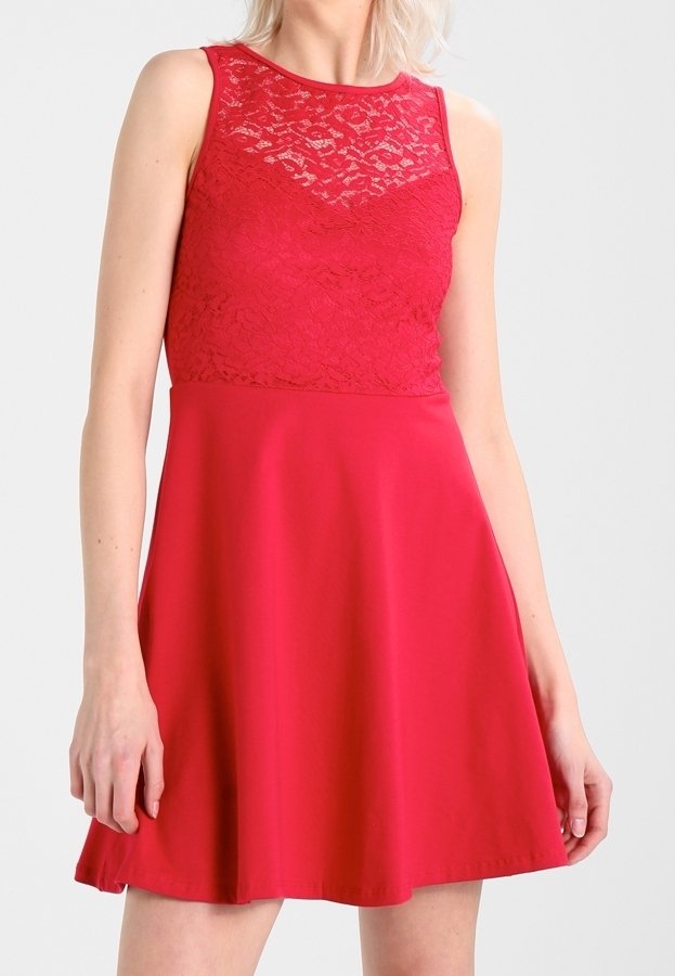 Czerwona sukienka z koronkowym gorsetem i gładką spódnicą. Bez rękawów, w kształcie rozkloszowanym, z widoczną teksturą i ozdobami w górnej części.