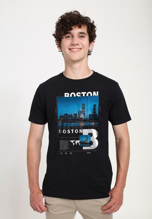 NEXT STOP BOSTON - Camiseta estampada - black
