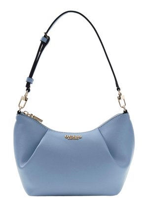 Sac à main Guess bleu clair avec une bandoulière noire réglable, une fermeture éclair dorée et un logo métallique à l'avant.