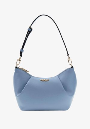 Sac à main Guess bleu clair avec une bandoulière noire réglable, une fermeture éclair dorée et un logo métallique à l'avant.