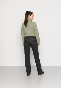 Weekday ARROW LOW - Calças de ganga de perna direita - tar black