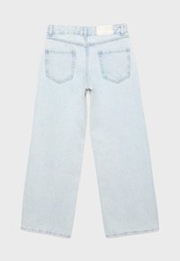 Světle modré džínové kalhoty s širokými nohavicemi zobrazené zezadu s dvěma kapsami a poutky na pásek, položeny na rovném jednobarevném pozadí.