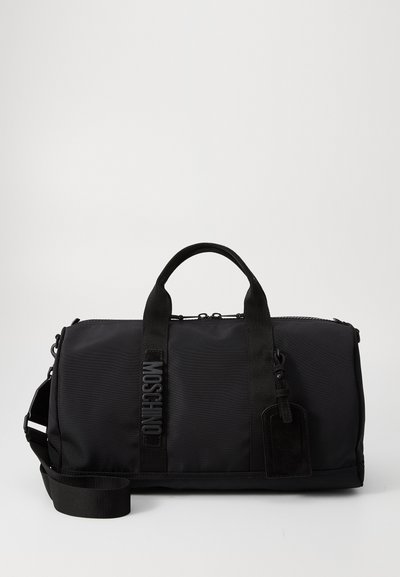 Sort duffel taske lavet af nylon med dobbelt håndtag, en aftagelig skulderrem, præget logo og et bagagemærke. Glat tekstur.