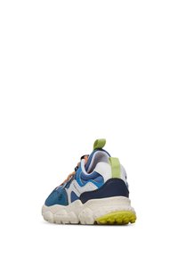 Sneaker con una parte superiore blu, bianca e navy, con lacci arancioni, una suola testurizzata e un tab della heel verde per una facile calzata.