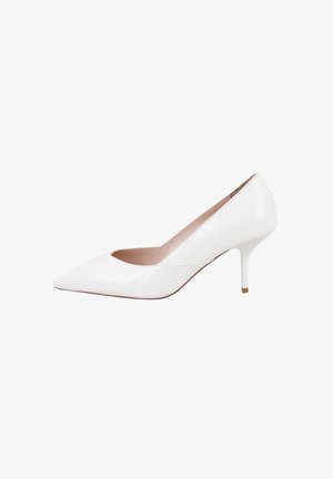 Witte patenten leren pump met een spitse neus en een slanke hak. Kenmerkt zich door een elegante silhouet en een gladde textuur. Gouden accent op de hakpunt.