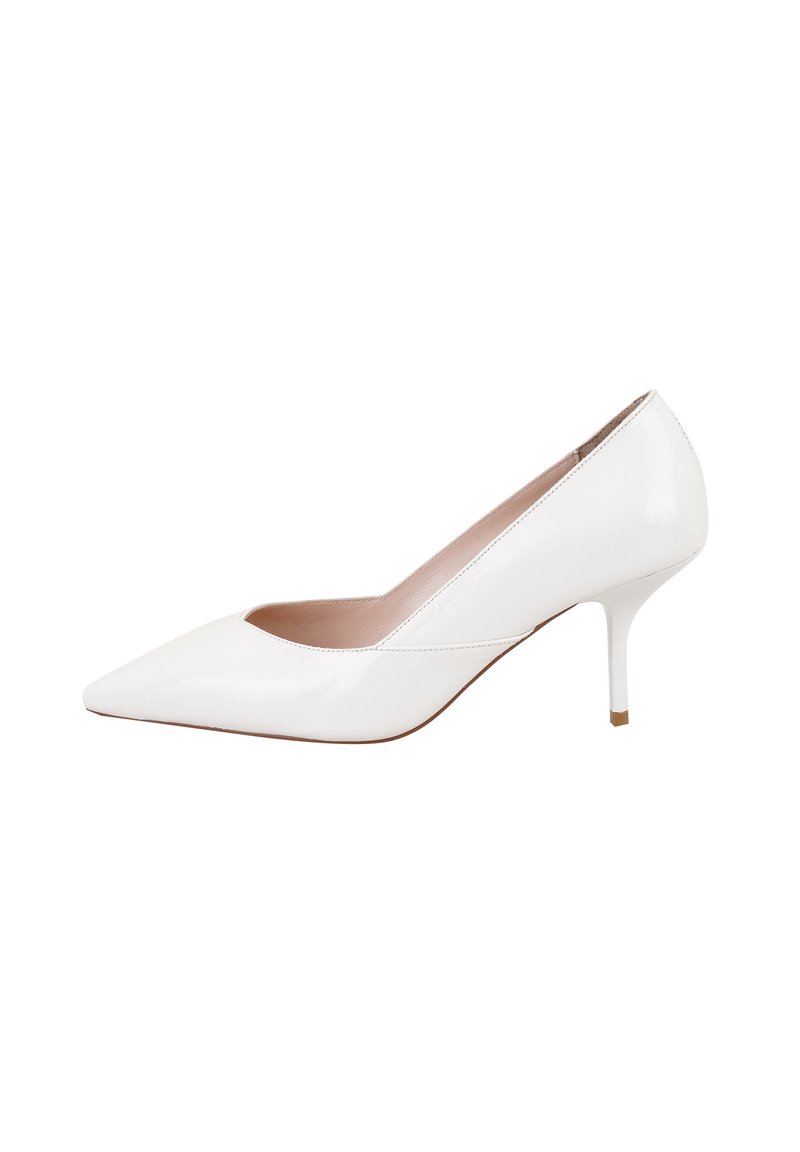 Witte patenten leren pump met een spitse neus en een slanke hak. Kenmerkt zich door een elegante silhouet en een gladde textuur. Gouden accent op de hakpunt.