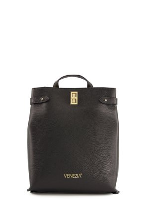 Schwarzer Leder-Rucksack mit strukturierter Oberfläche, goldfarbener Hardware-Verschluss und einem oberen Griff. Verfügt über eine geprägte Markenkennzeichnung an der Unterseite.