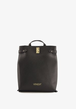 Schwarzer Leder-Rucksack mit strukturierter Oberfläche, goldfarbener Hardware-Verschluss und einem oberen Griff. Verfügt über eine geprägte Markenkennzeichnung an der Unterseite.