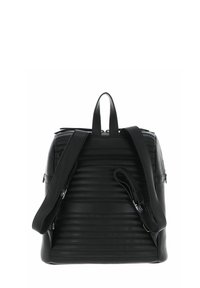 Sac à dos en cuir noir avec un design à rayures texturées, deux poignées supérieures et des bretelles ajustables. Dispose d'un compartiment zippé pour le rangement.