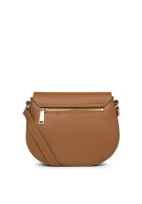 Borsa a tracolla in pelle marrone con forma curva, dotata di una tasca frontale con zip e di una lunga tracolla regolabile con accessori in ottone dorato.