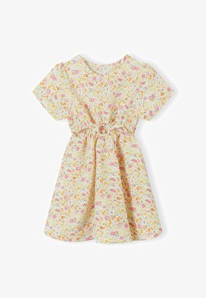 Kvetinové šaty vyrobené z ľahkej tkaniny; majú krátke rukávy, zhrnutý pás a žlté pozadie s malými ružovými a oranžovými kvietkami.