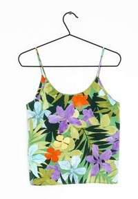 Débardeur fleuri à fines bretelles ; motifs de fleurs vibrantes orange, violettes et bleues sur un fond vert foncé ; tissu lisse et doux.