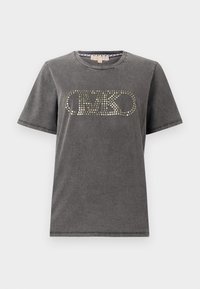 Camiseta gris de manga corta hecha de tejido suave, con cuello redondo y un gran logo decorativo impreso hecho de tachuelas metálicas.
