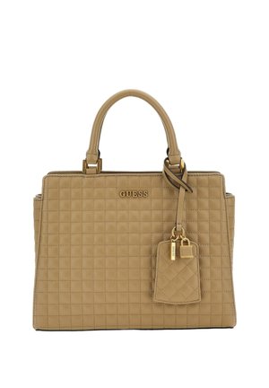 Sac à main en beige matelassé avec des poignées arrondies, matériel en or et une étiquette attachée. Présente une forme structurée et une surface texturée.
