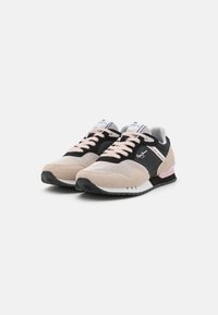 Sneakers i svart, beige och ljus rosa. Ovandel i mocka och mesh, med en dämpad sula och kontrasterande snördesign. Lätt varumärkeslogotyp på sidan.