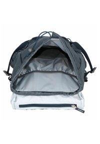 Mochila de tela gris oscuro con una abertura amplia, forro interior gris, tirantes ajustables y un compartimento con cremallera en la parte inferior.