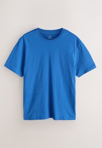T-shirt bleu à manches courtes avec col rond, taille moyenne, étalé à plat sur un fond neutre.